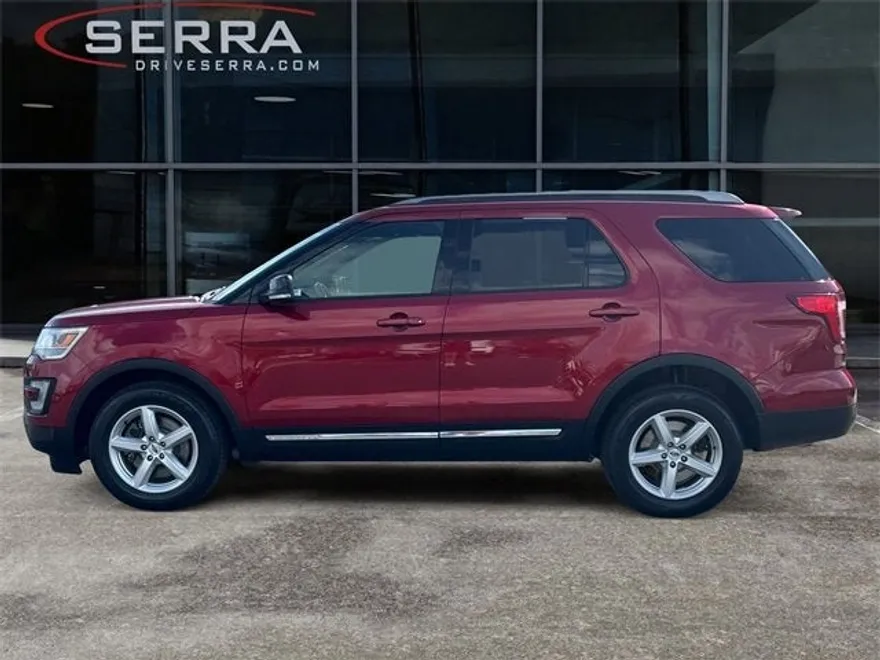 2017 Ford Explorer XLT photo 1