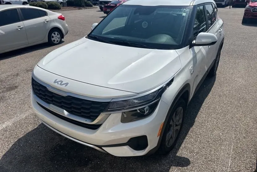 2023 Kia Seltos LX photo 1