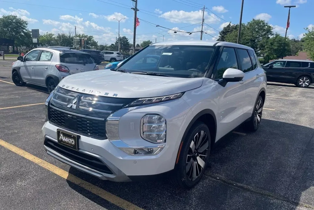 2025 Mitsubishi Outlander SE photo 1