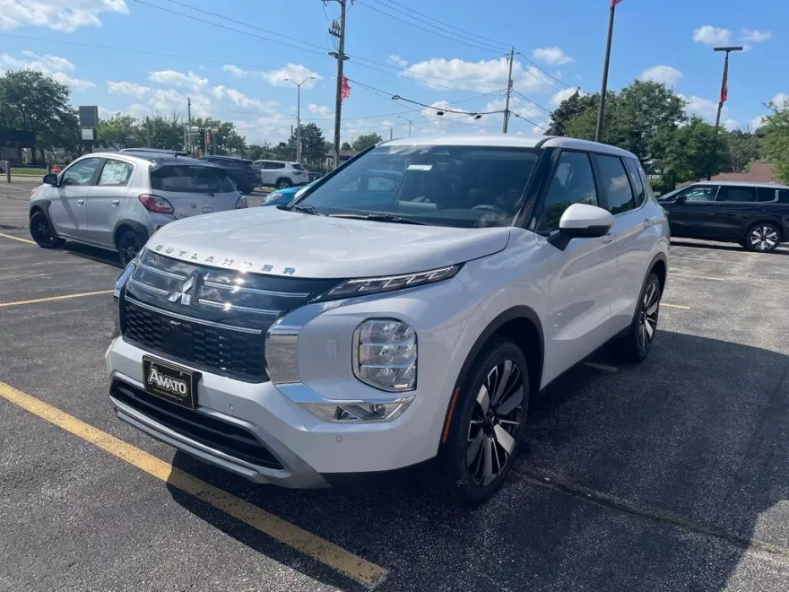 2025 Mitsubishi Outlander SE photo 1