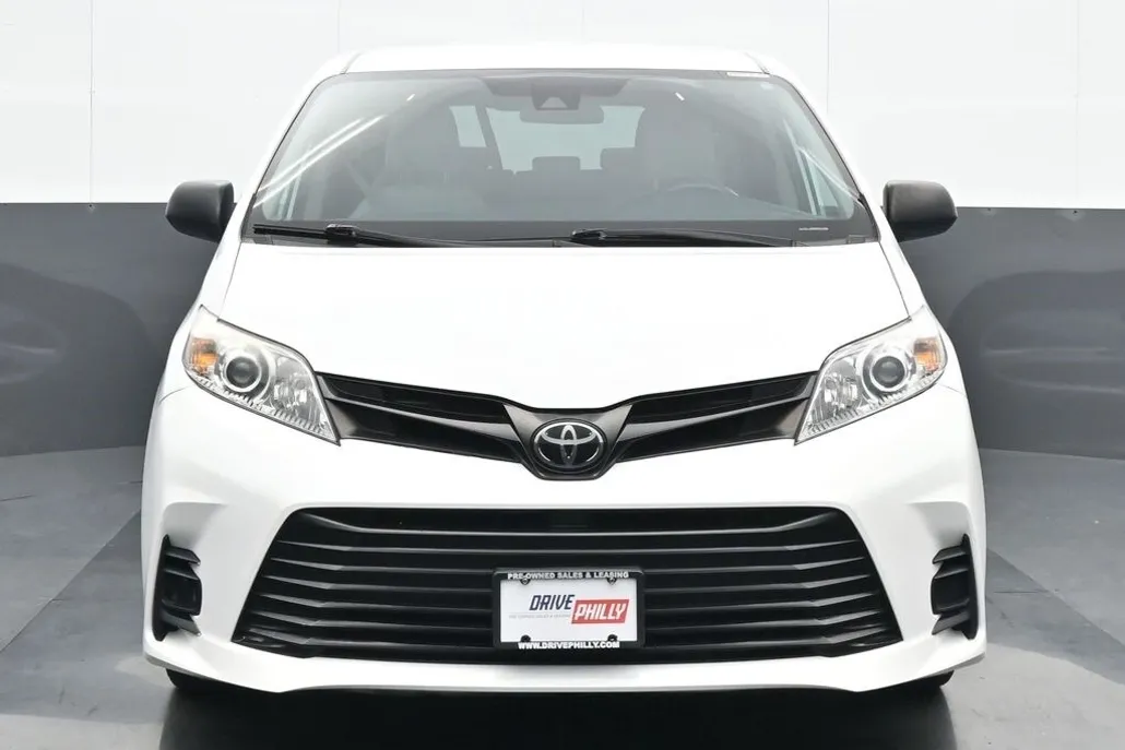 2020 Toyota Sienna L photo 1
