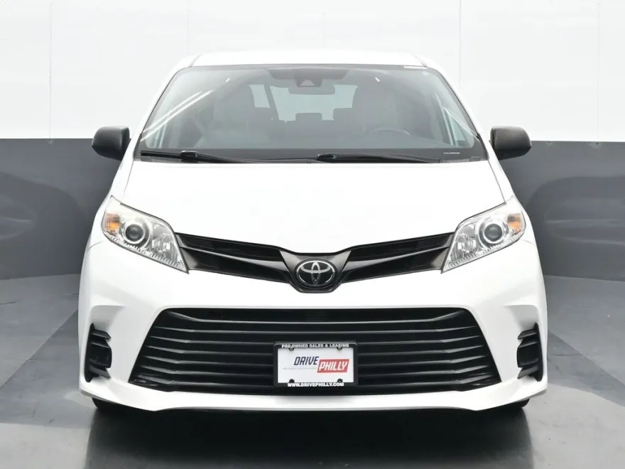 2020 Toyota Sienna L photo 1