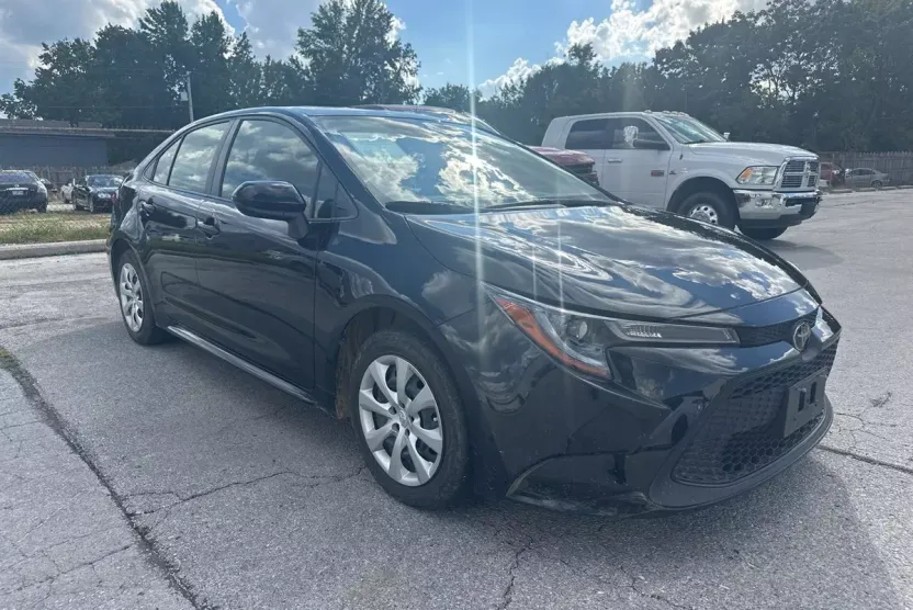 2020 Toyota Corolla LE photo 1