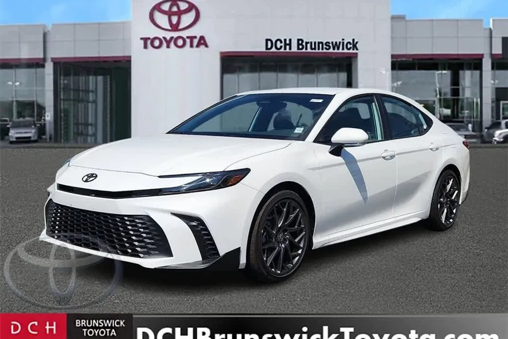 2025 Toyota Camry SE photo 1