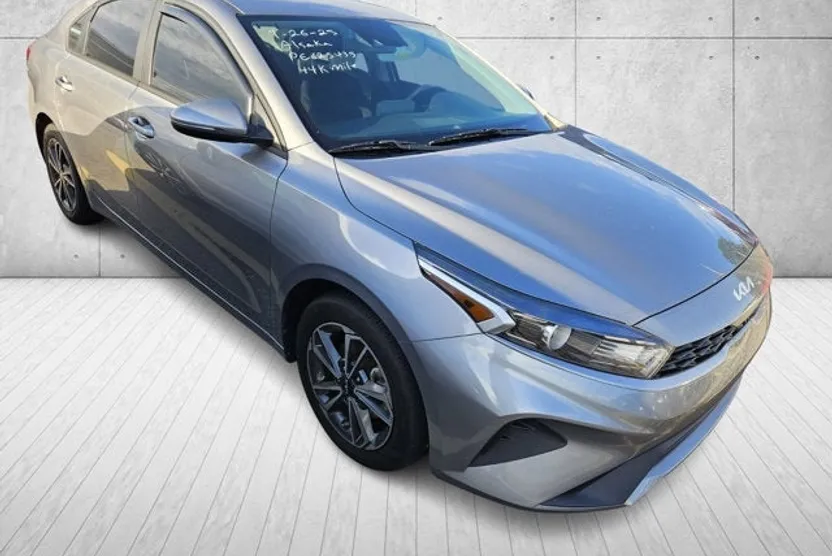 2023 Kia Forte LXS photo 1