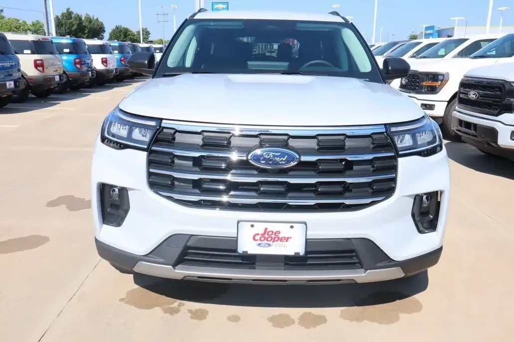 2025 Ford Explorer photo 1