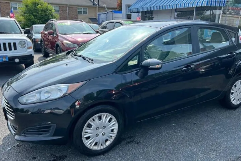 2015 Ford Fiesta SE photo 1