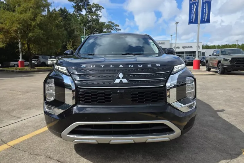 2023 Mitsubishi Outlander SE photo 1