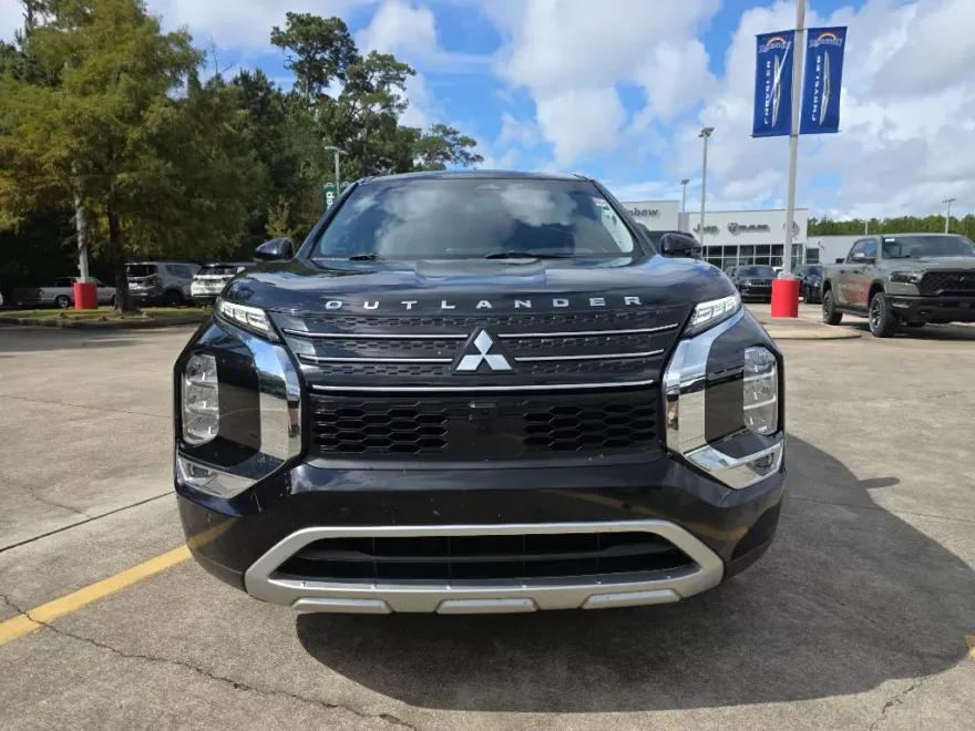 2023 Mitsubishi Outlander SE photo 1
