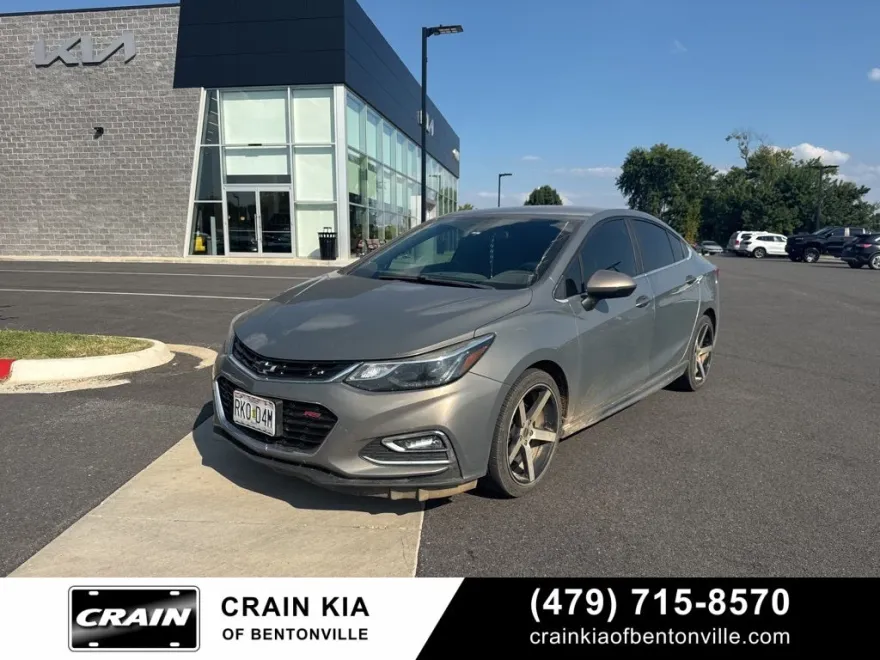2017 Chevrolet Cruze LT photo 1