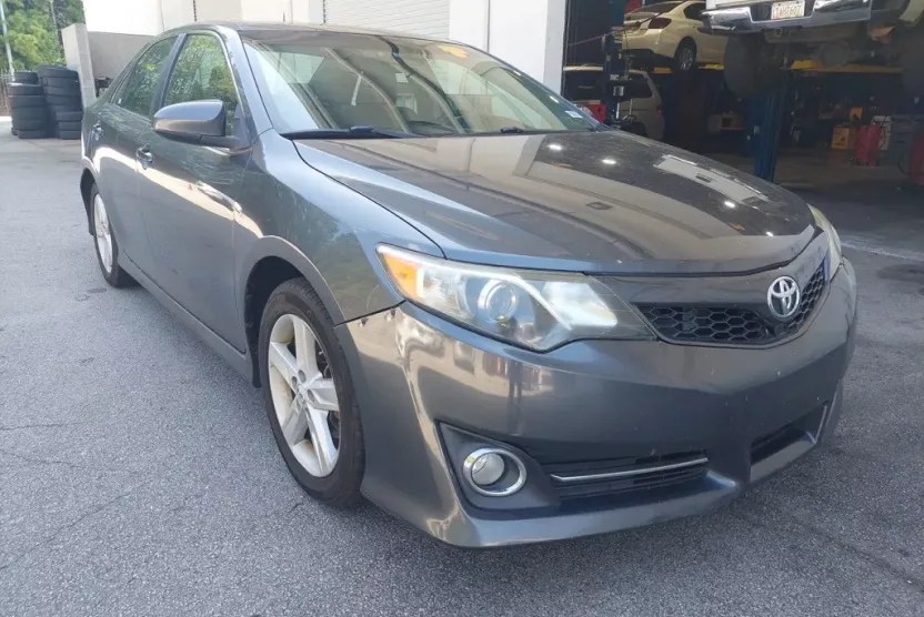 2012 Toyota Camry SE photo 1