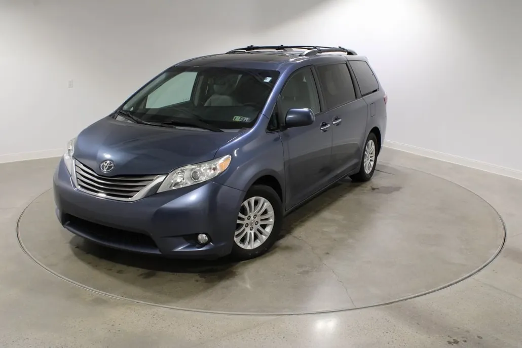2015 Toyota Sienna XLE photo 1