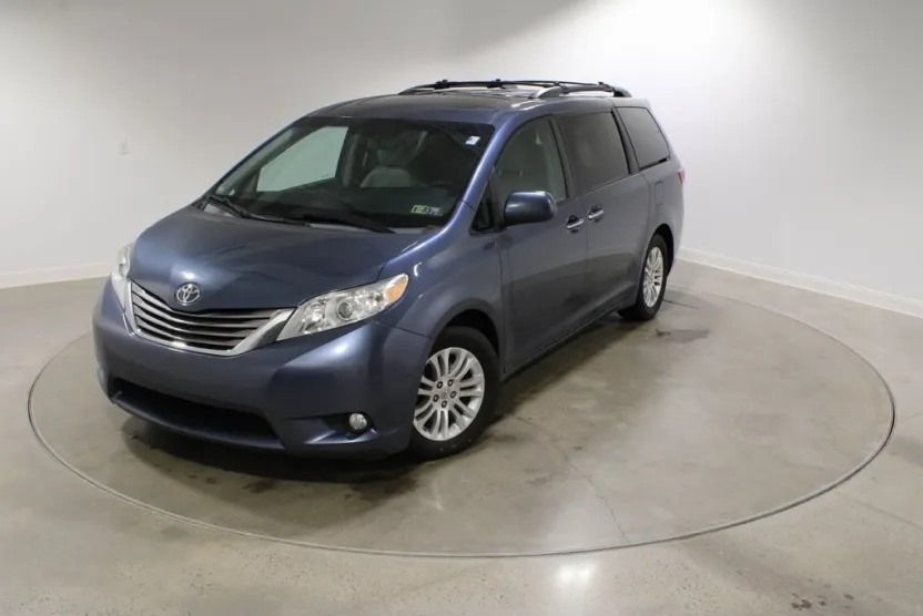 2015 Toyota Sienna XLE photo 1
