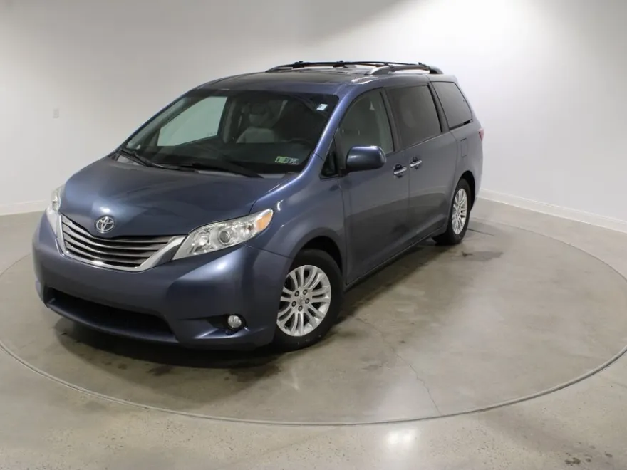 2015 Toyota Sienna XLE photo 1