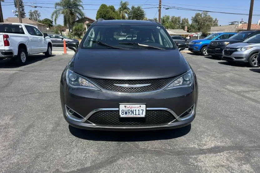 2018 Chrysler Pacifica Touring Plus photo 1