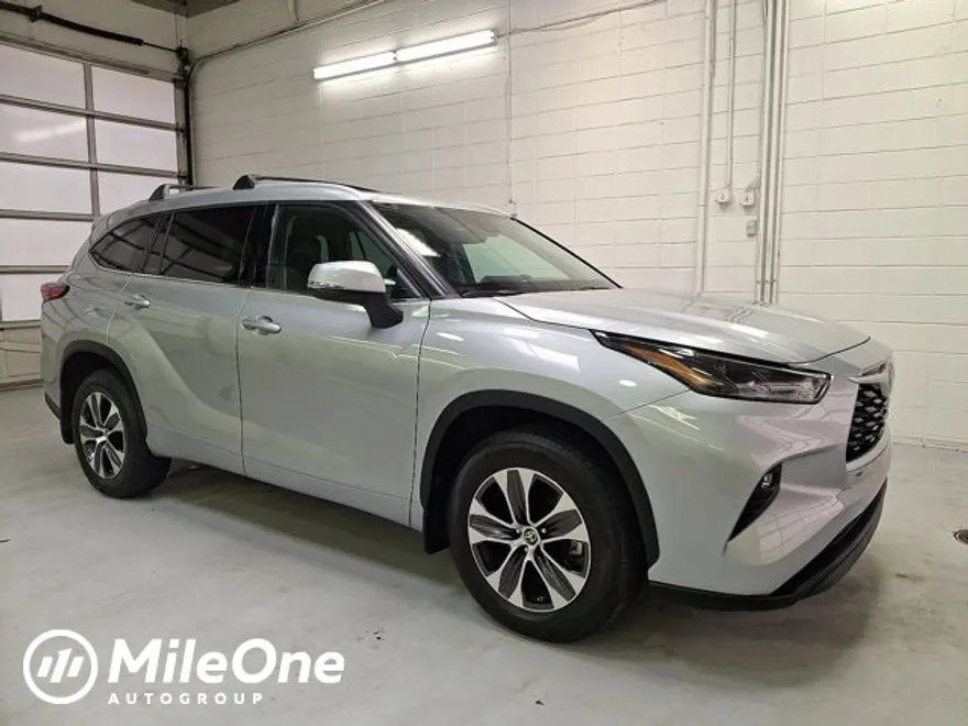 2022 Toyota Highlander XLE photo 1