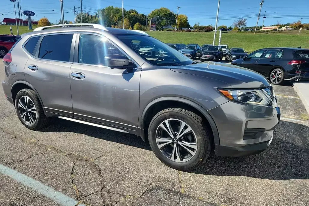 2019 Nissan Rogue SV photo 1