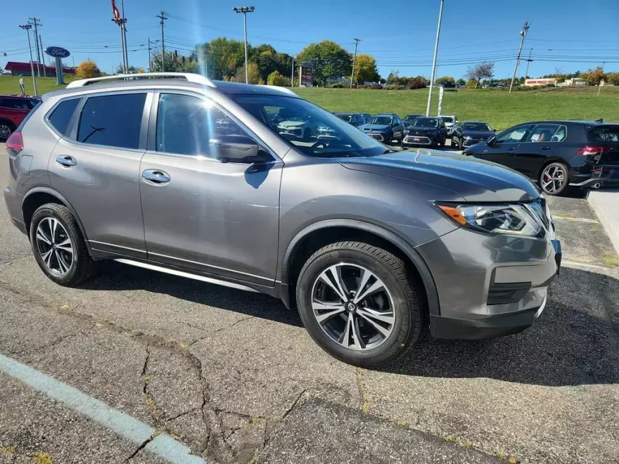 2019 Nissan Rogue SV photo 1