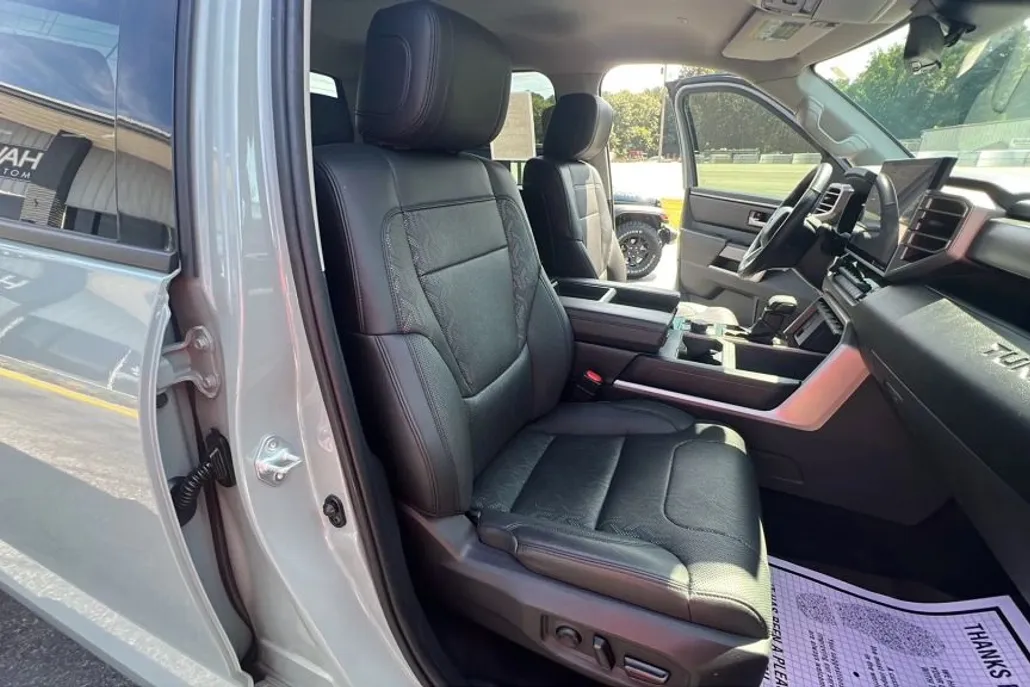 2022 Toyota Tundra CrewMax SR5 photo 1