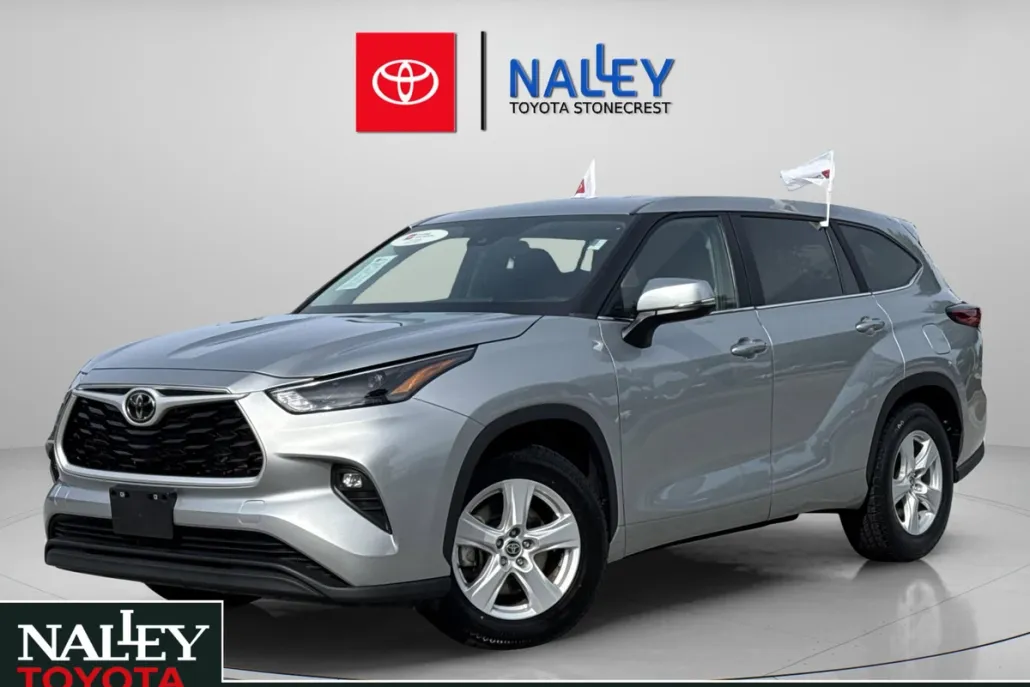 2023 Toyota Highlander LE photo 1