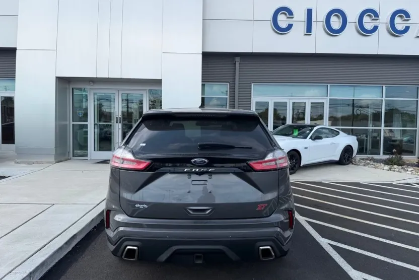 2022 Ford Edge ST photo 1