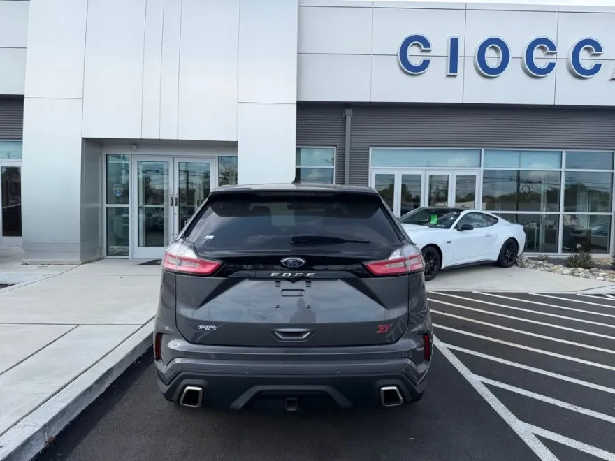 2022 Ford Edge ST photo 1