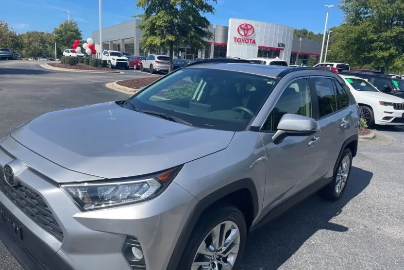 2020 Toyota RAV4 XLE Premium photo 1