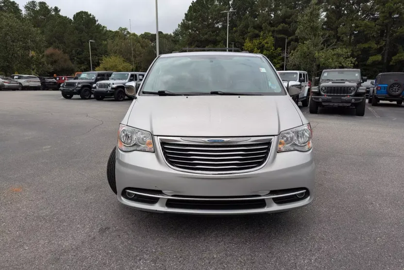 2012 Chrysler Town & Country photo 1
