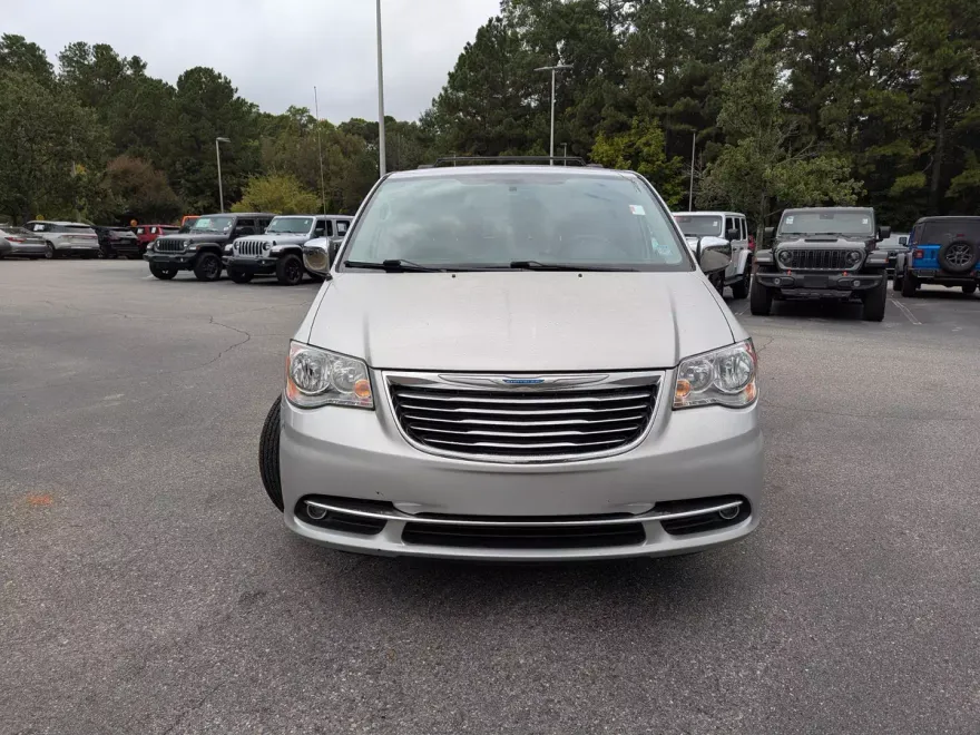 2012 Chrysler Town & Country photo 1