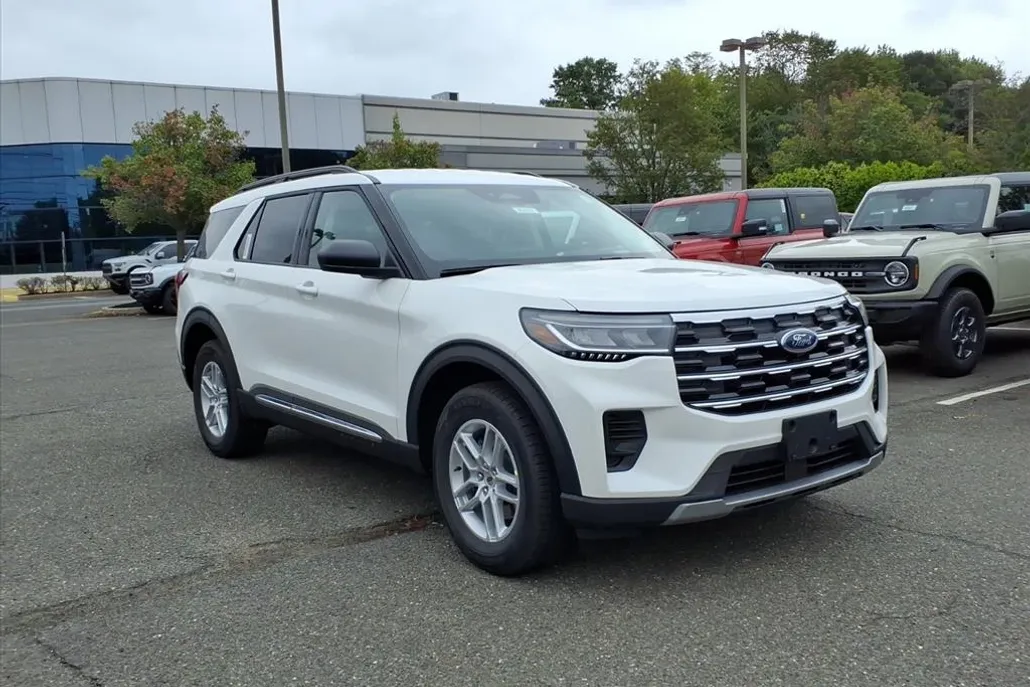 2025 Ford Explorer photo 1