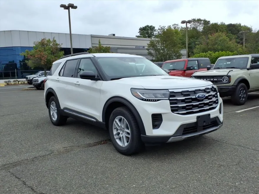 2025 Ford Explorer photo 1