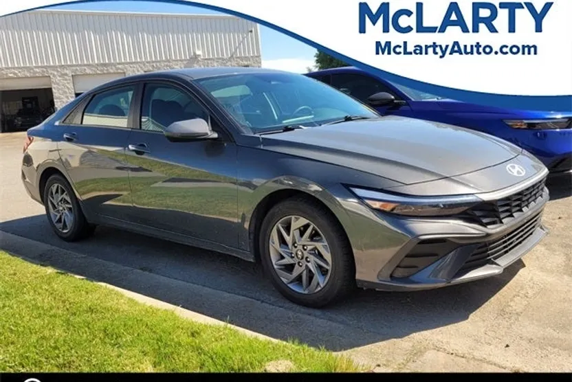 2024 Hyundai Elantra SEL photo 1