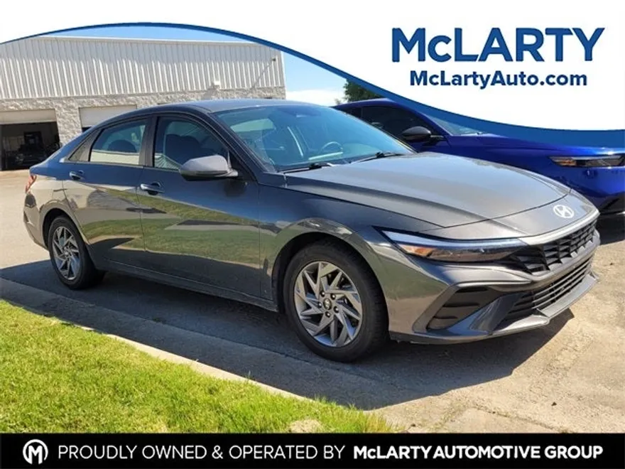 2024 Hyundai Elantra SEL photo 1