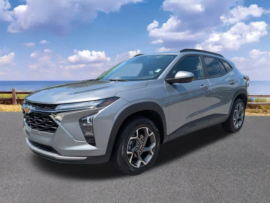 2024 Chevrolet Trax LT photo 1