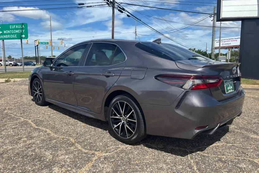 2021 Toyota Camry SE photo 1