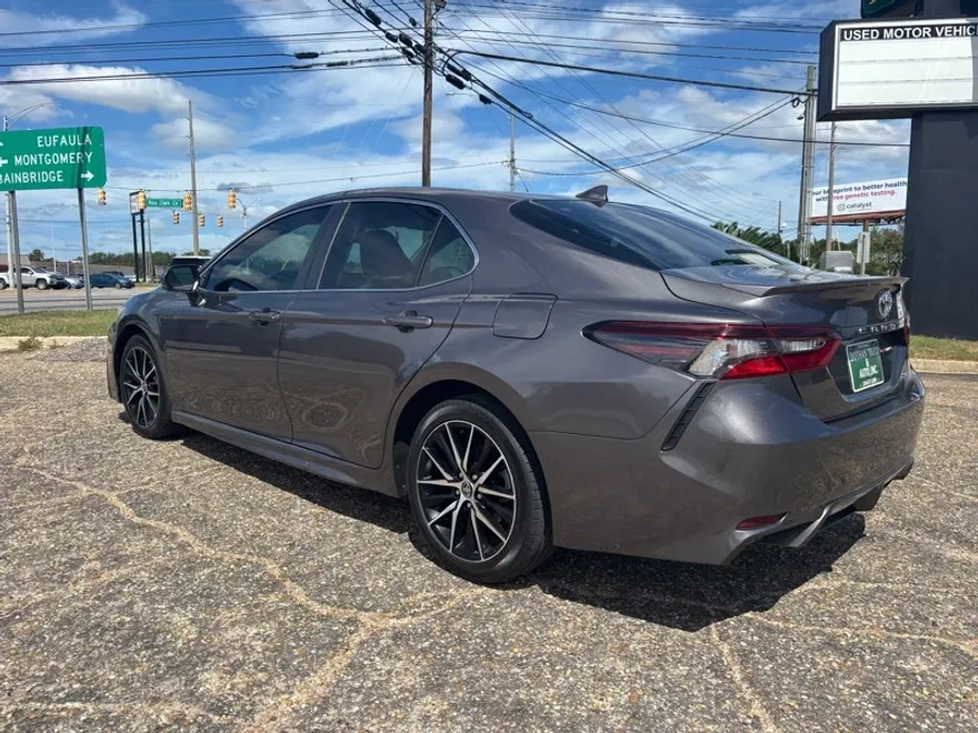 2021 Toyota Camry SE photo 1