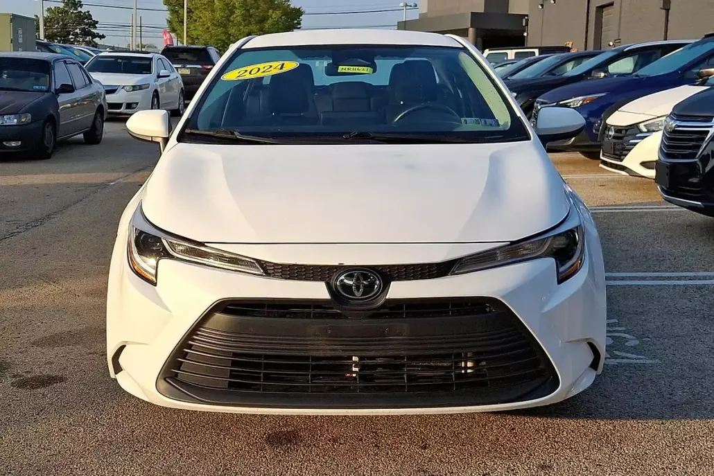 2024 Toyota Corolla LE photo 1