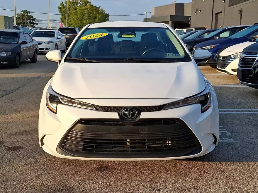 2024 Toyota Corolla LE photo 1