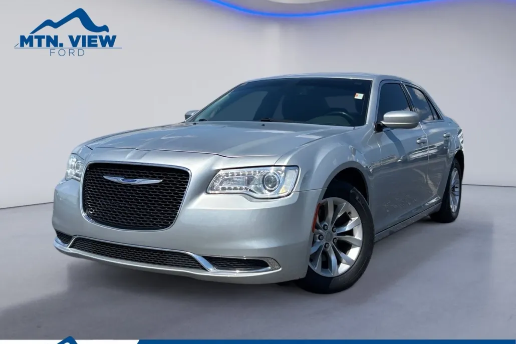2020 Chrysler 300 Touring photo 1