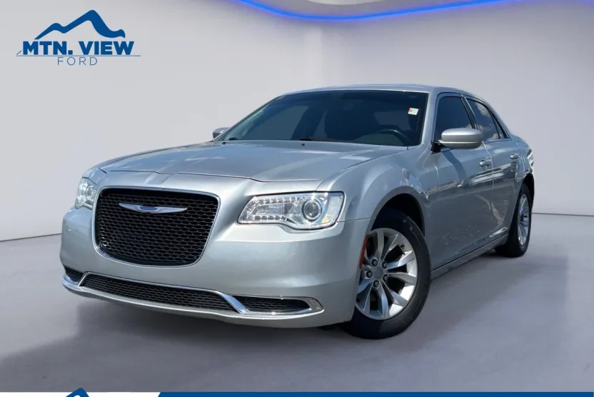 2020 Chrysler 300 Touring photo 1