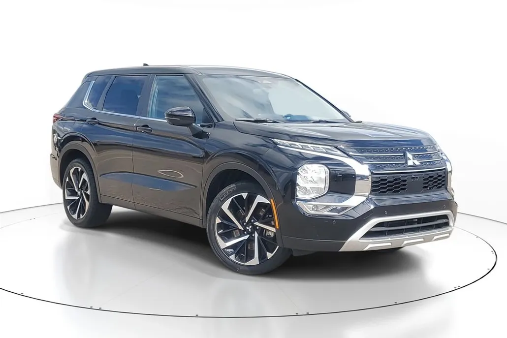 2024 Mitsubishi Outlander SE photo 1