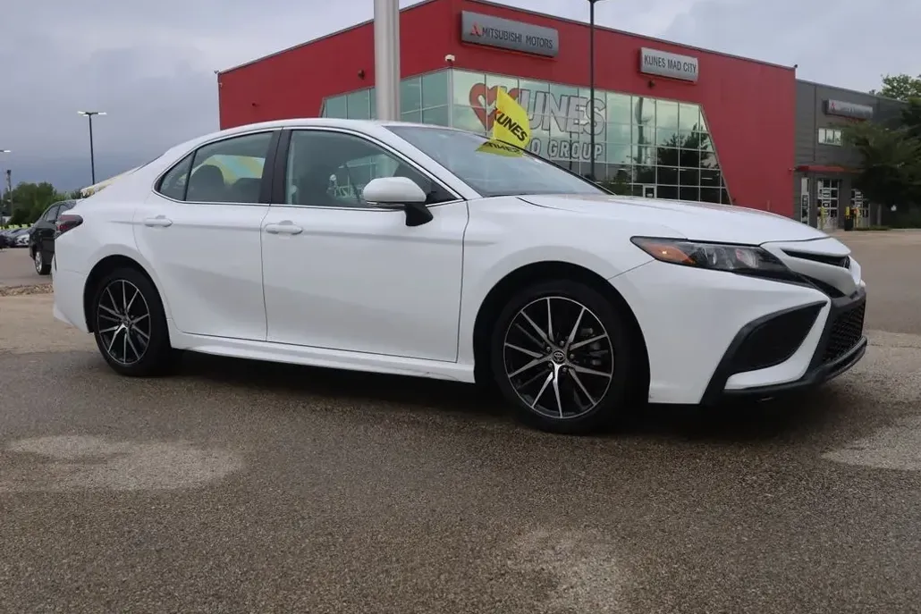 2024 Toyota Camry SE photo 1