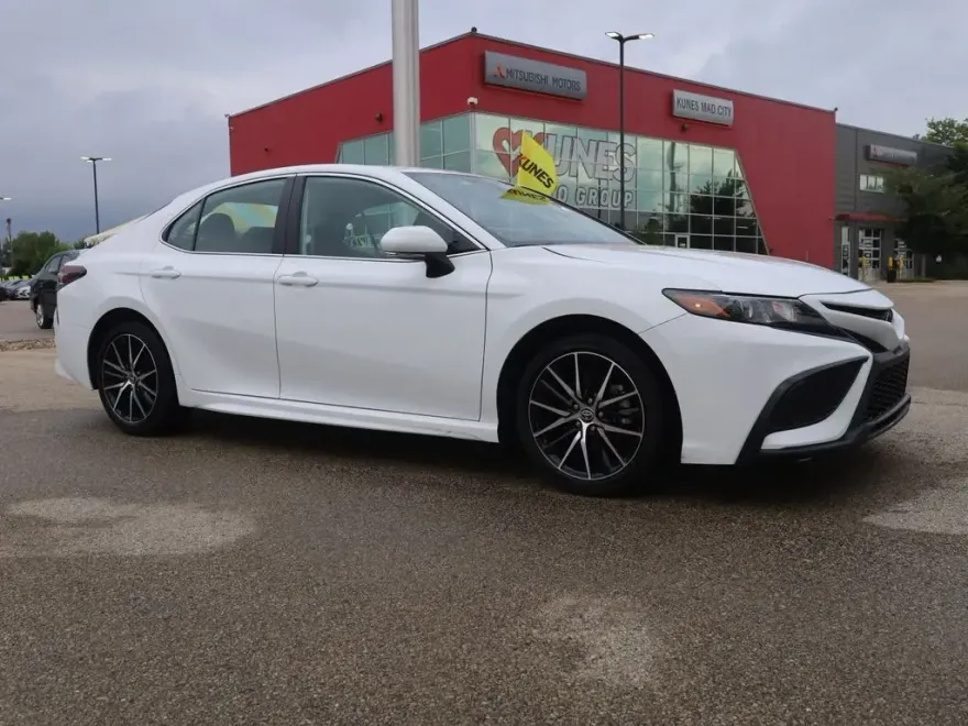 2024 Toyota Camry SE photo 1