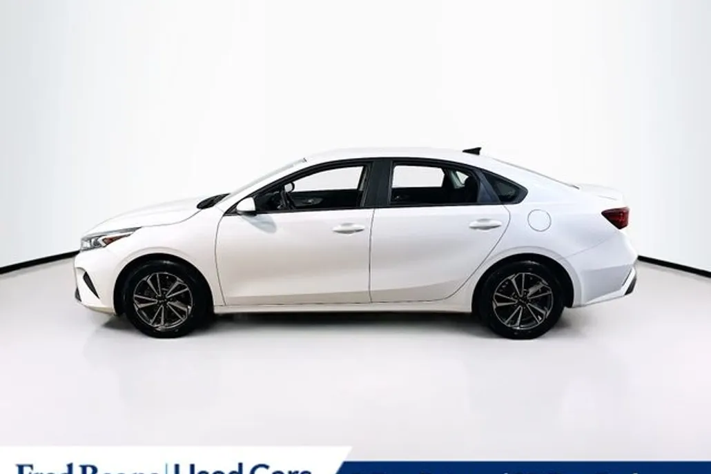2023 Kia Forte LXS photo 1