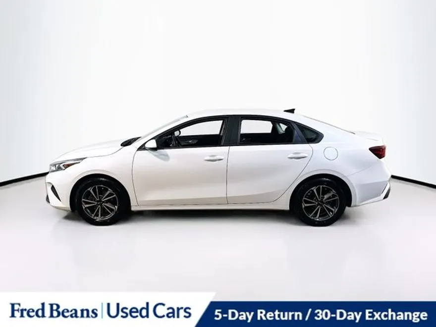 2023 Kia Forte LXS photo 1