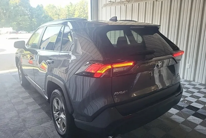 2023 Toyota RAV4 Hybrid XLE photo 1