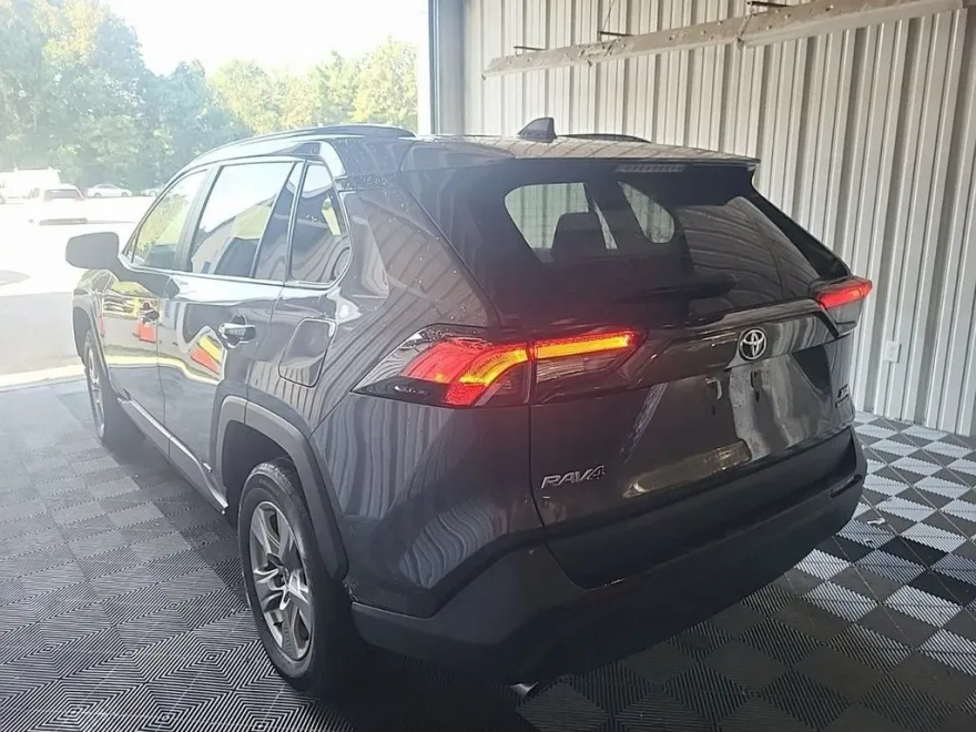 2023 Toyota RAV4 Hybrid XLE photo 1