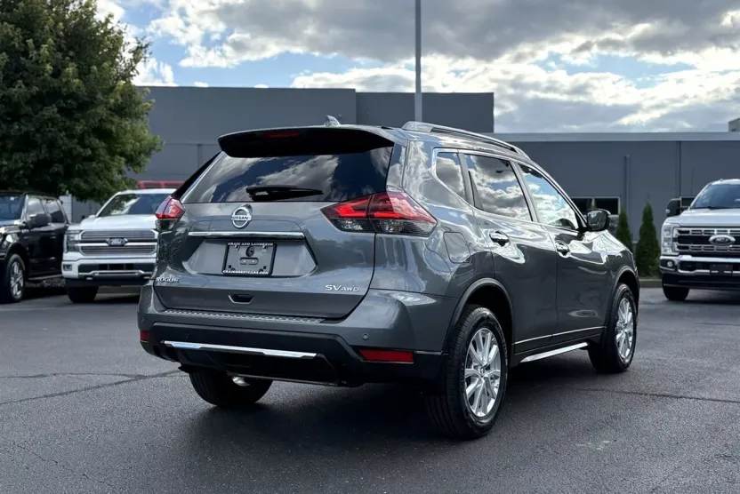 2019 Nissan Rogue SV photo 1