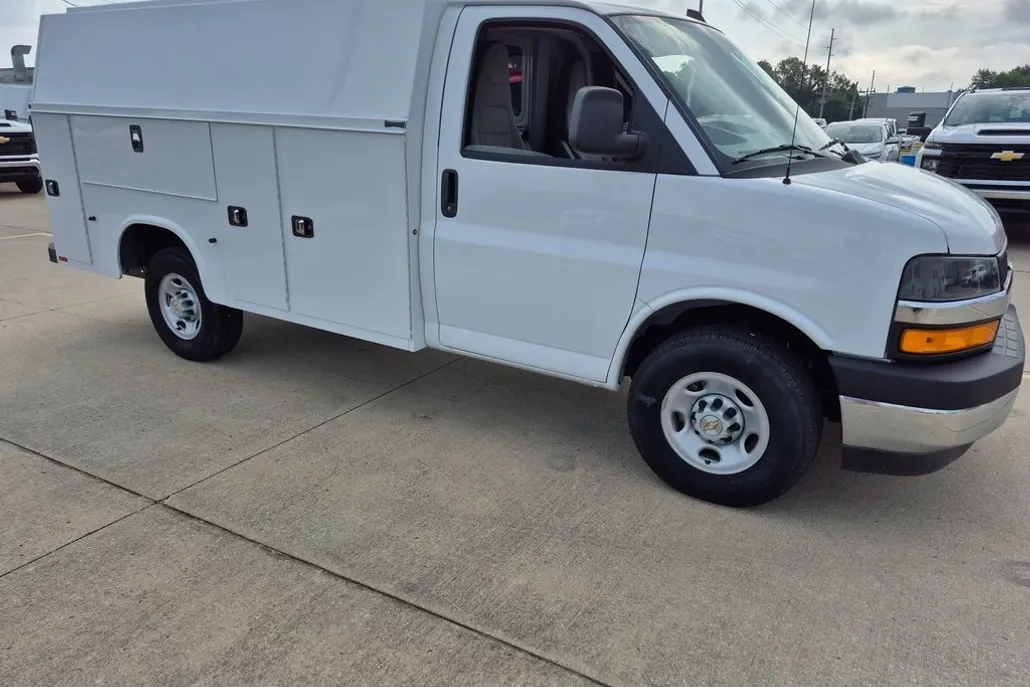 2024 Chevrolet Express Cutaway 3500 photo 1