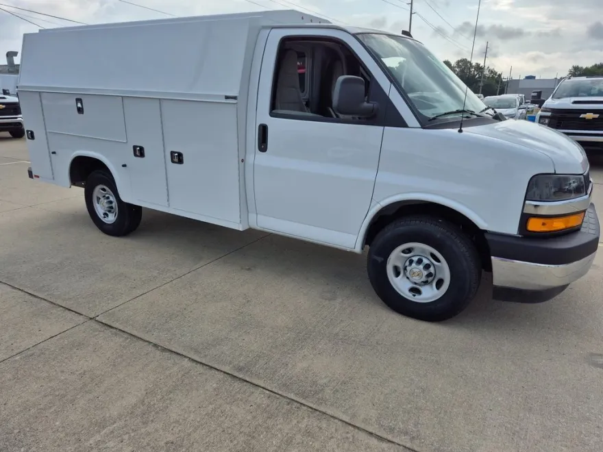 2024 Chevrolet Express Cutaway 3500 photo 1